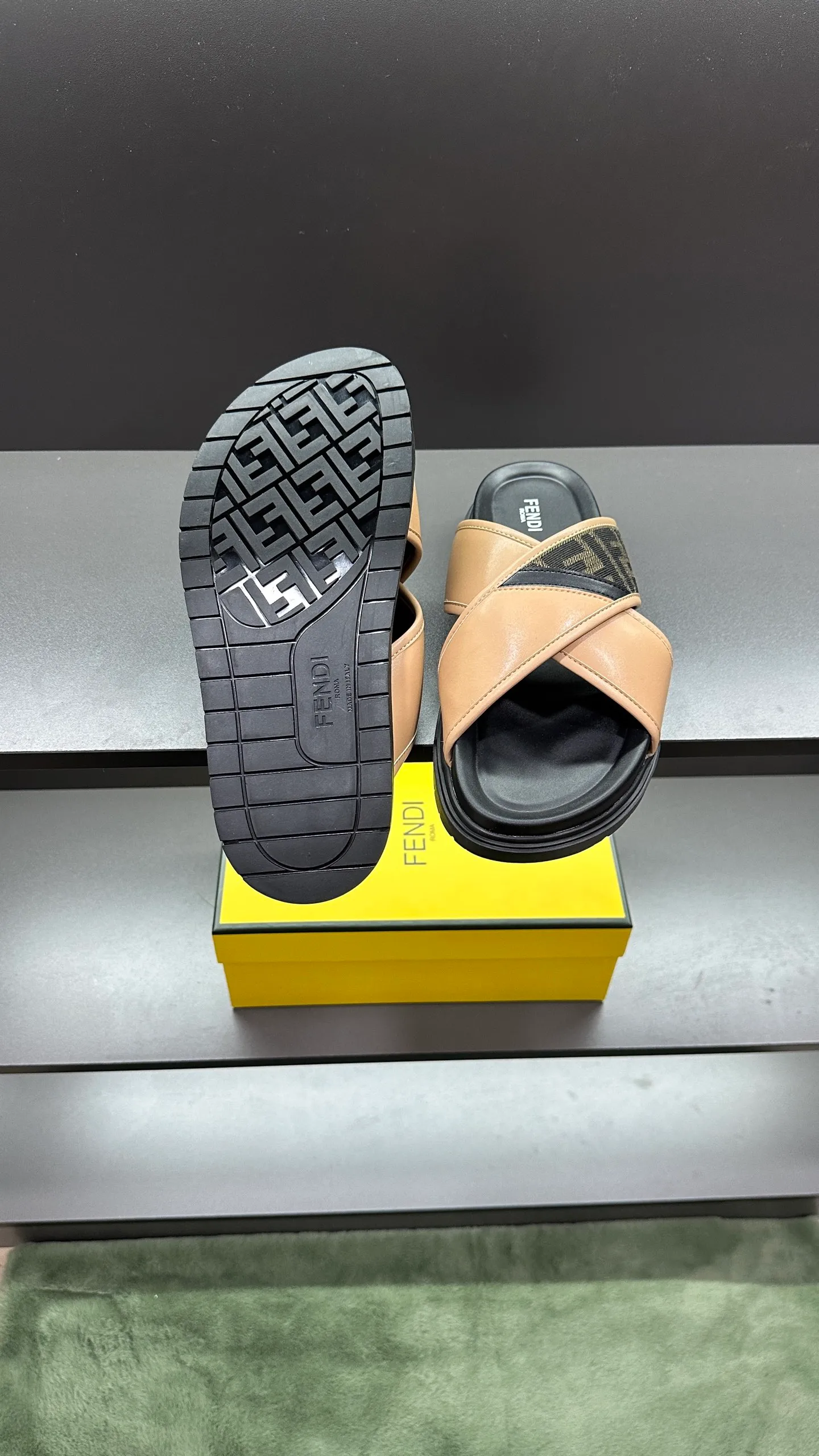 P300 [Fendi Slippers] High-end men's shoes brand, official website 1:1 latest masterpiece: original mold customization, fabrics made of imported original materials, upgraded outsole, lighter and non-slip. The market's top quality, simple yet tasteful, a must-have for fashionistas, fashionable at your feet, full of confidence, the same style at the counter 👍The season of summer slippers is here. Code: 38-45, 46 order